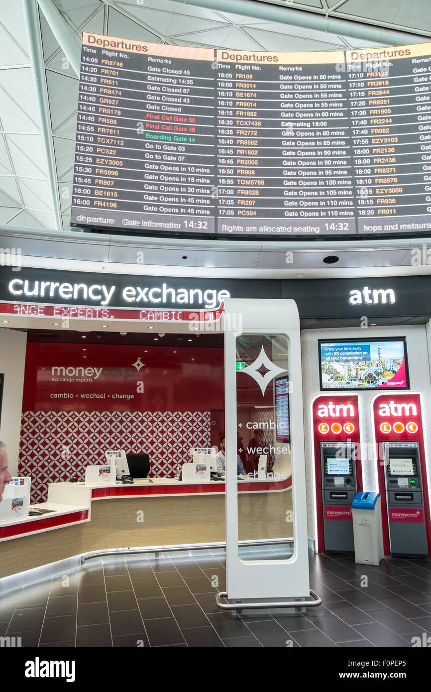 Les passagers, les gens du voyage avec une assurance et des boutiques, change de terminal des départs à l'aéroport de Stansted, Royaume-Uni,Londres Banque D'Images