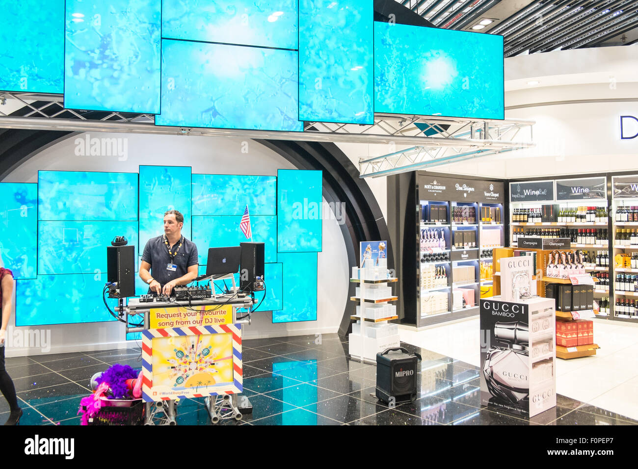 Les passagers, les gens du voyage avec une assurance et des boutiques, change de terminal des départs à l'aéroport de Stansted, Royaume-Uni,Londres Banque D'Images