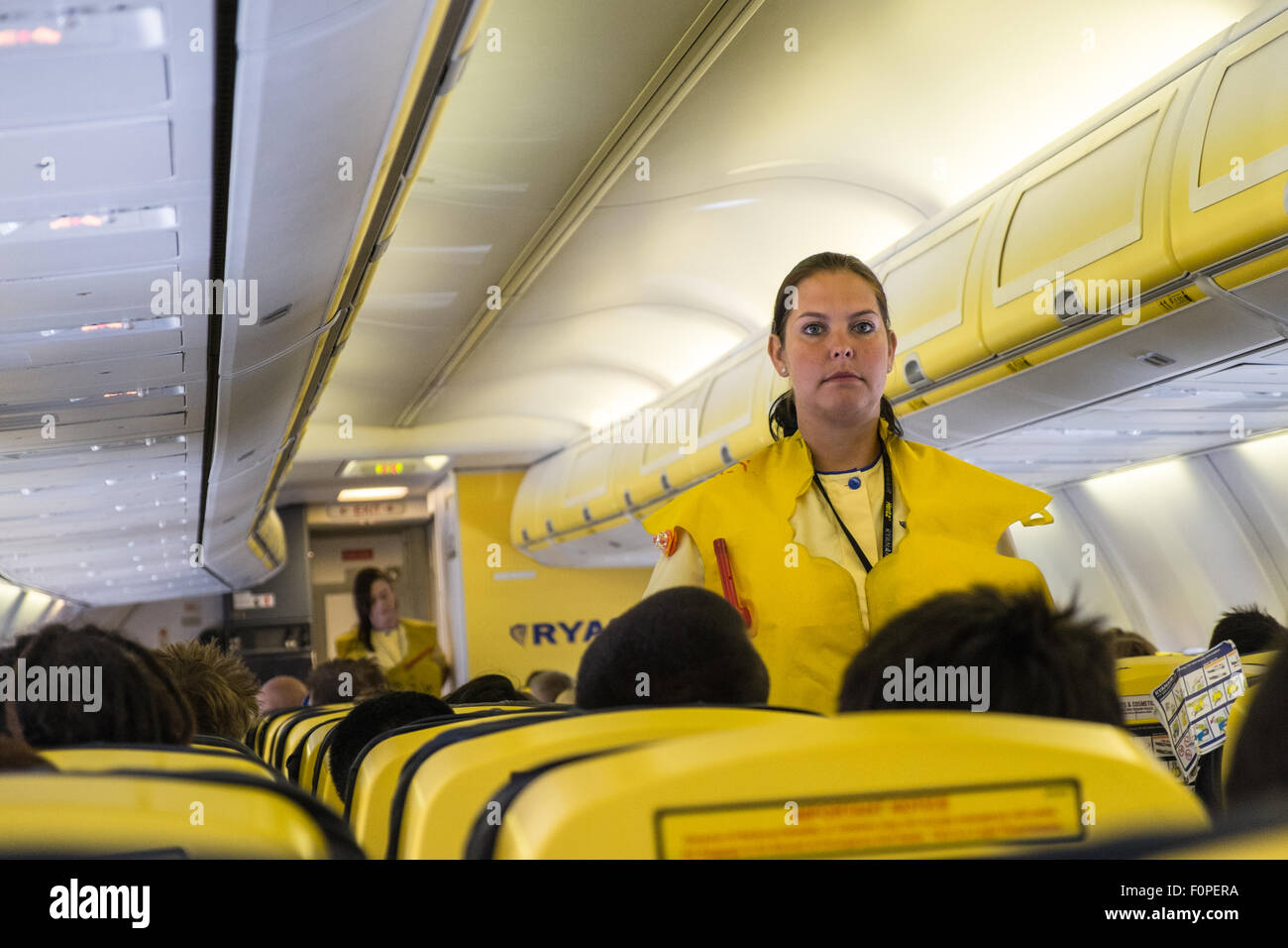 De sécurité pré-vol de démonstration. Intérieur de vol Ryanair de l'aéroport de Stansted, Londres. Ryanair,London,Franchise,vol,cabine. Banque D'Images