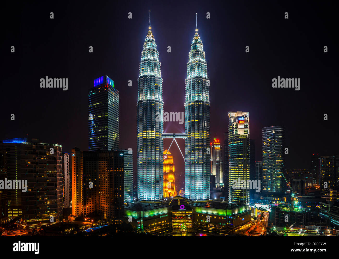 Les Tours Petronas, Kuala Lumpur, Malaisie la nuit Banque D'Images