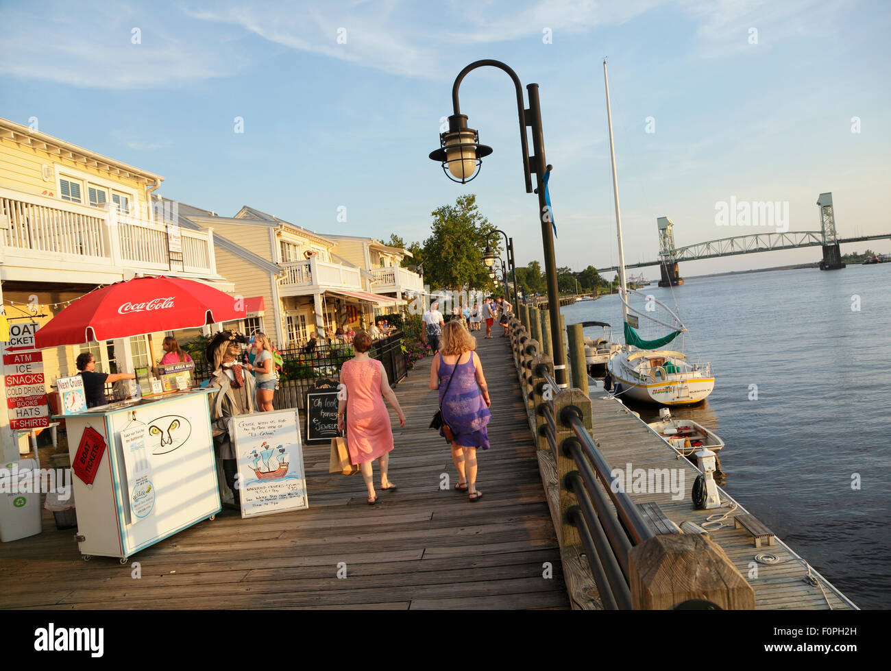 Riverwalk au coucher du soleil, de la rivière Cape Fear, Wilmington, Caroline du Nord, États-Unis Banque D'Images