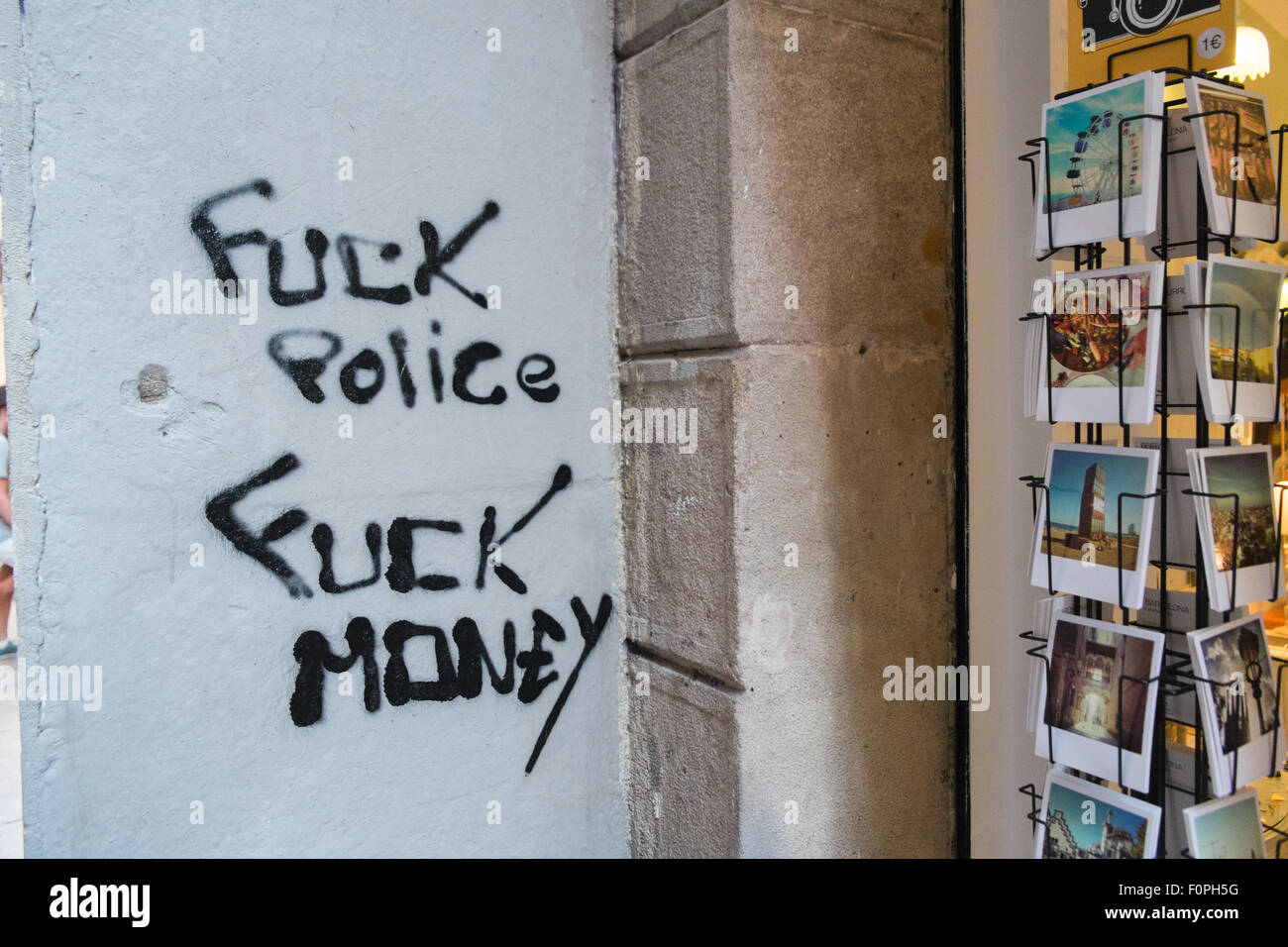 La police ,anticapitaliste graffiti sur mur de petite rue côté de La Rambla dans Barrio Gotic,gothique, Barcelone,Catalan,Catalogne, Espagne Banque D'Images