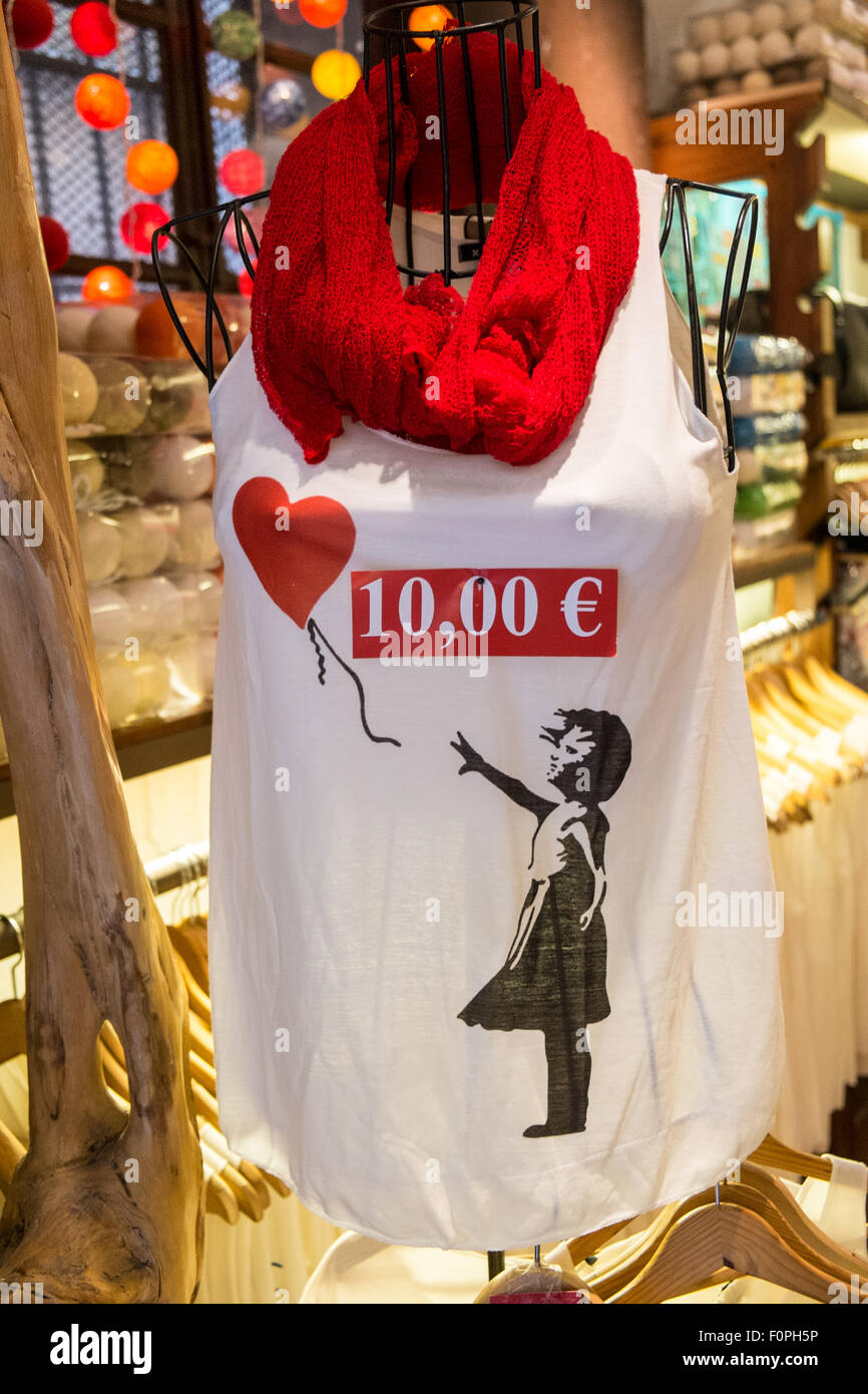 Banksy, copié, inspiré t-shirt,copie,sans,art,déchiqueté près de La Rambla, Barrio Gotic,Quartier Gothique,Barcelone,Catalan,Catalogne,Espagne,souvenir, Banque D'Images