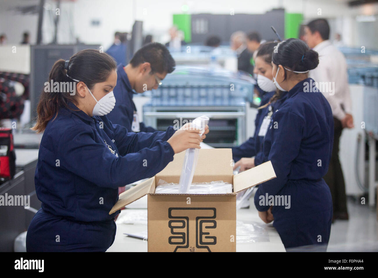 La ville de Guatemala, 19 août. Sep 6, 2015. Les ouvriers prennent part au processus d'impression des bulletins de vote dans la ville de Guatemala, capitale du Guatemala, le 19 août 2015. La Cour suprême du Guatemala commence à imprimer 45 millions de bulletins de vote des circonscriptions pour l'élection générale du 6 septembre 2015. © Luis Echeverria/Xinhua/Alamy Live News Banque D'Images