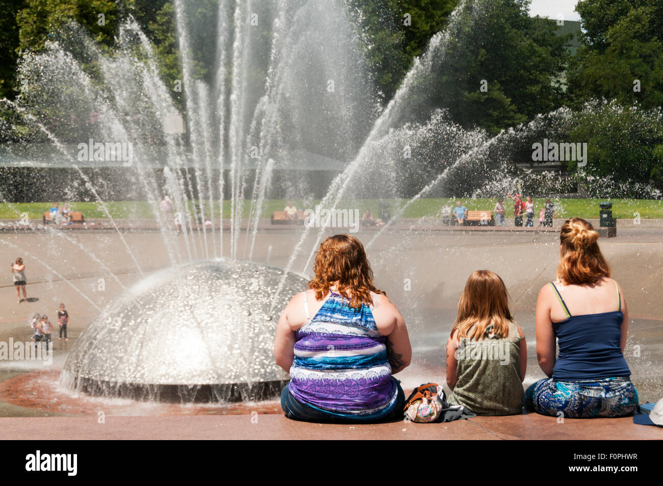 Les gens qui regardent la fontaine à l'International Centre de Seattle. Banque D'Images