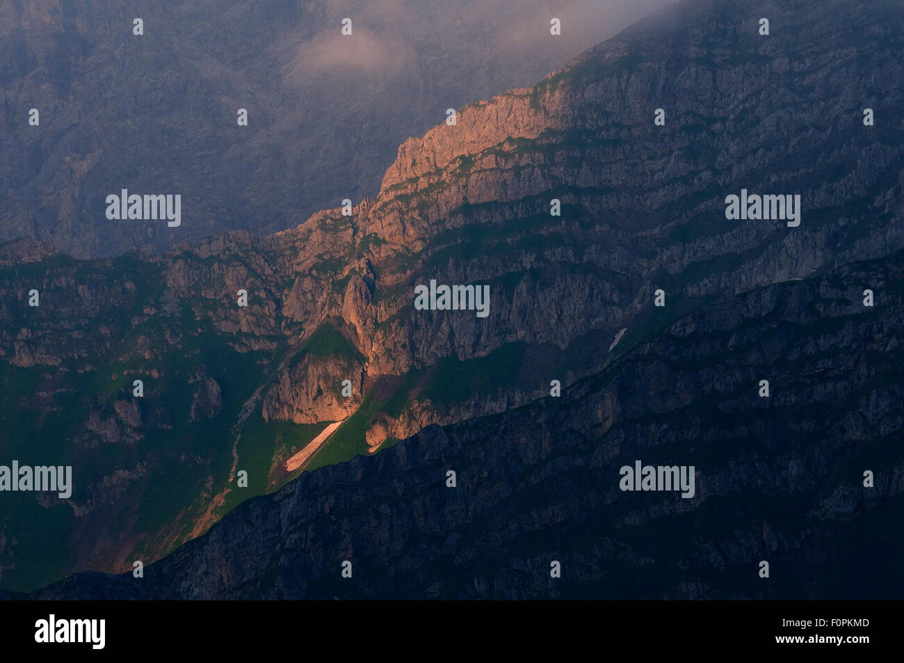 Soleil qui brille sur la roche, dans la zone autour de la Pfälzer Hütte, Liechtenstein, Juin 2009 Banque D'Images