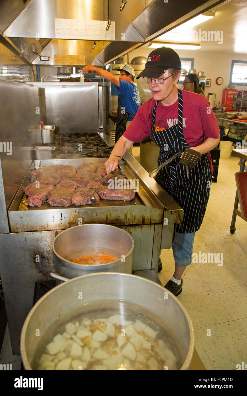 Wellington, Colorado - Un cuisinier prépare un repas à la récolte ferme, un centre de réadaptation pour les hommes se remettent d'addictions. Banque D'Images