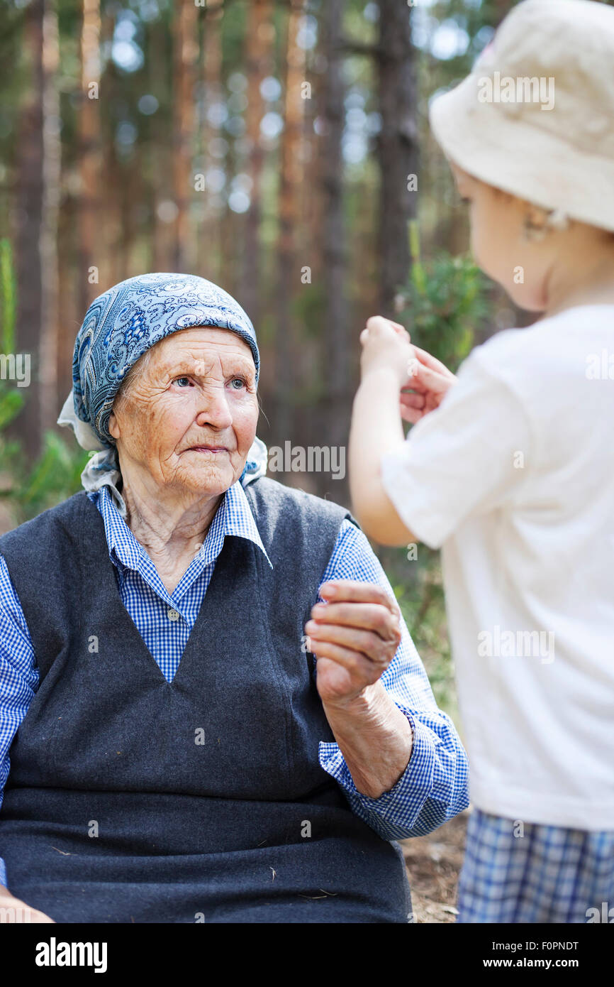 Grand-mère et bébé garçon à parler au cours de marche dans le parc ou la forêt Banque D'Images