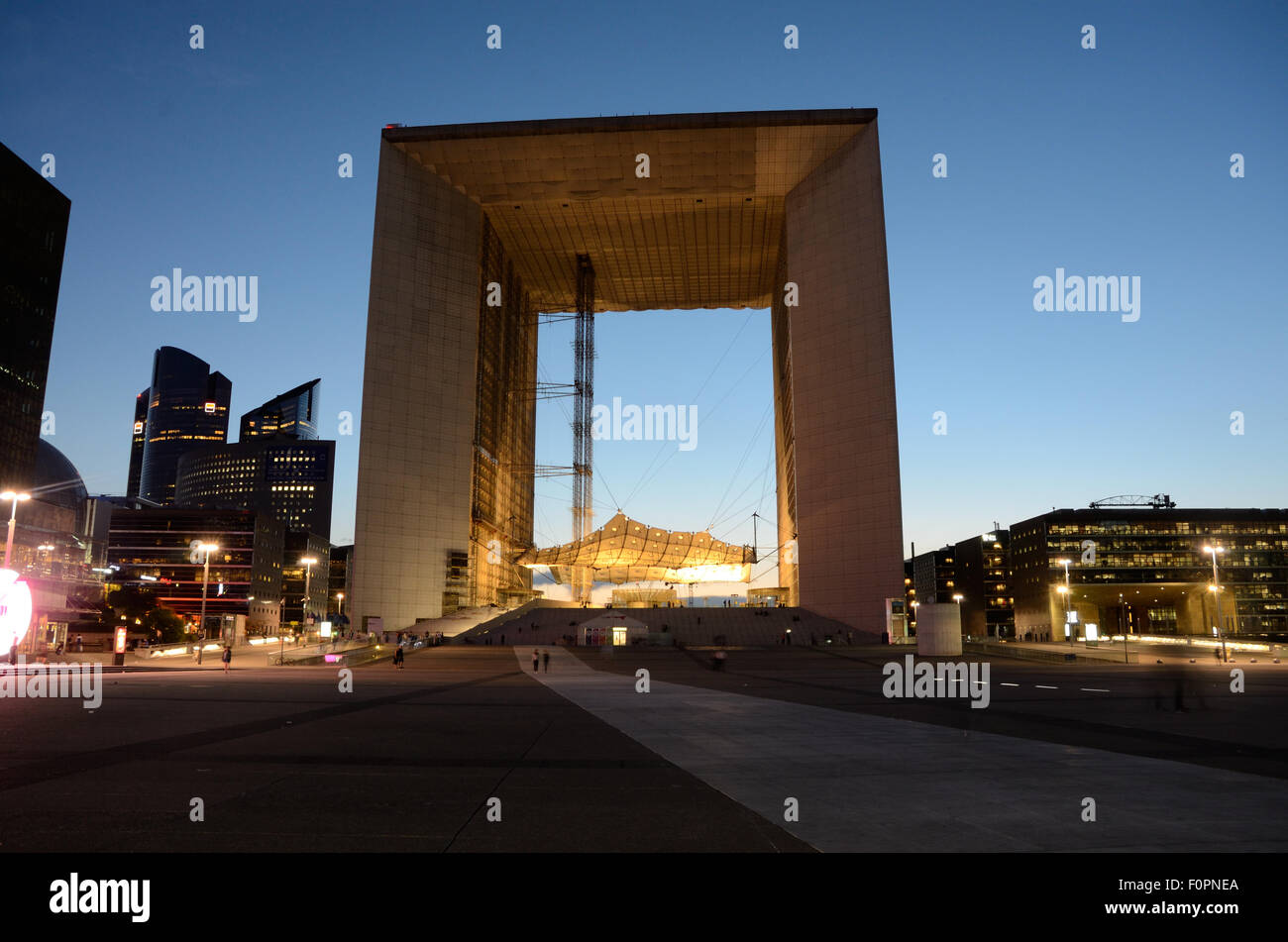 La Grande Arche à la défense à Paris au coucher du soleil. Banque D'Images