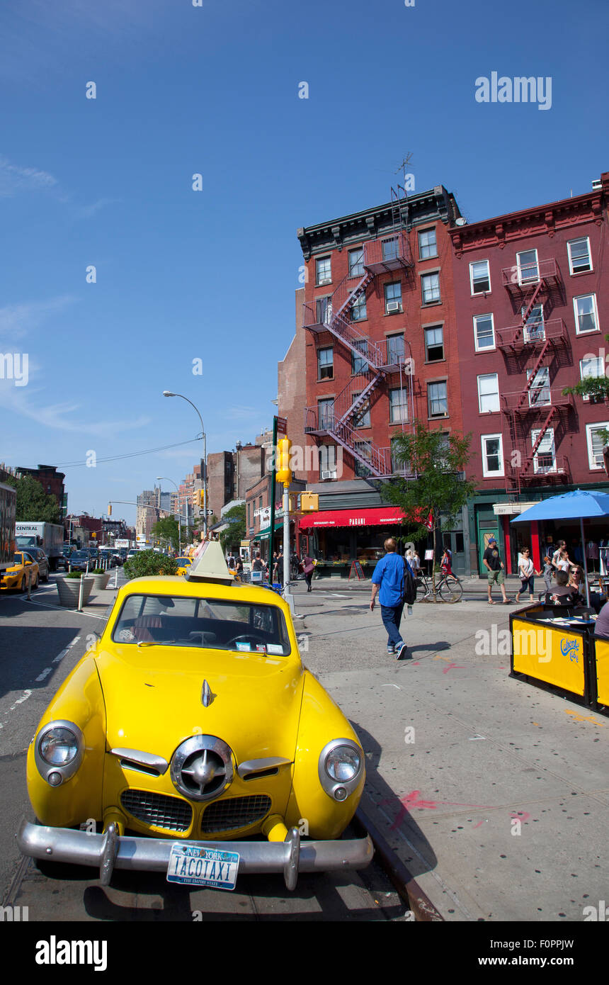 USA, New York State, New York, Manhattan, Greenwich Village, Studebaker jaune voiture garée à l'extérieur de la caliente Cab Co Bar. Banque D'Images