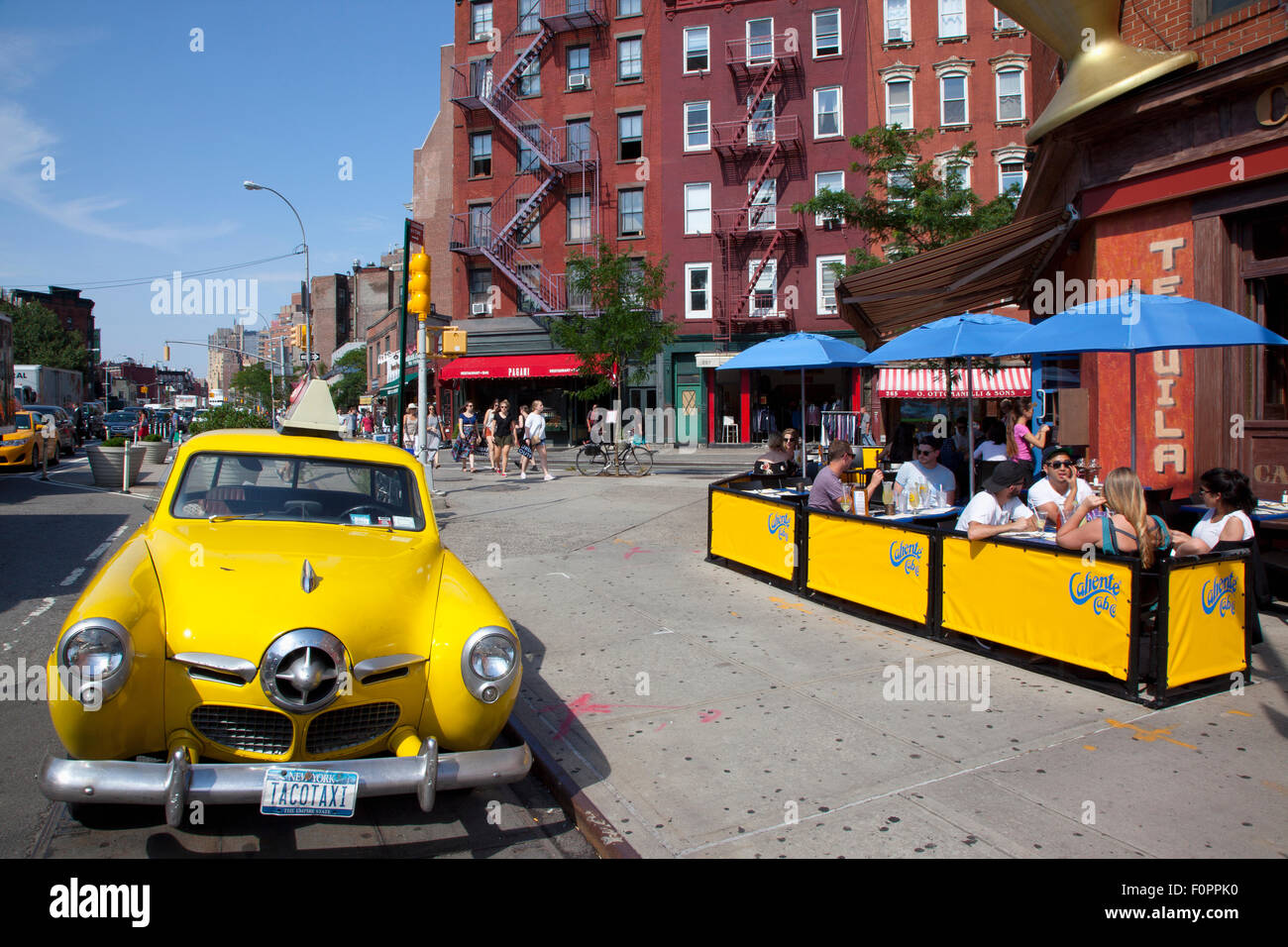 USA, New York State, New York, Manhattan, Greenwich Village, Studebaker jaune voiture garée à l'extérieur de la caliente Cab Co Bar. Banque D'Images