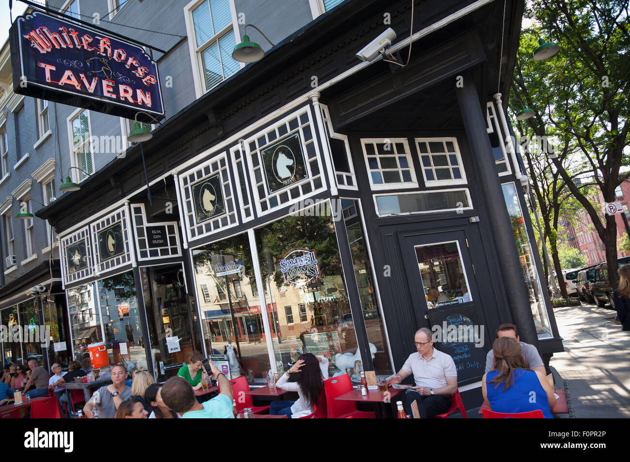 USA, New York State, New York, Manhattan, Greenwich Village, à l'extérieur de l'White Horse Tavern sur Hudson Street. Banque D'Images