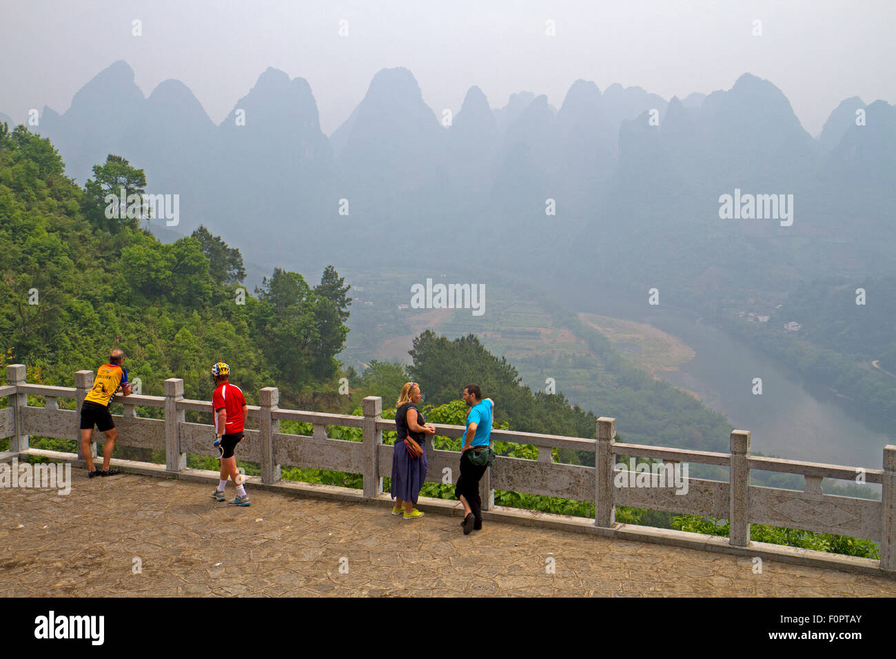 Sur le Rivière Li et de calcaire près de Yangshuo Banque D'Images