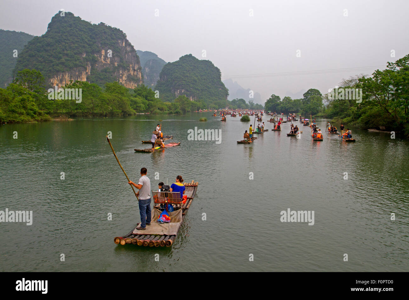 Des radeaux de bambou sur la rivière Yulong près de Yangshuo Banque D'Images