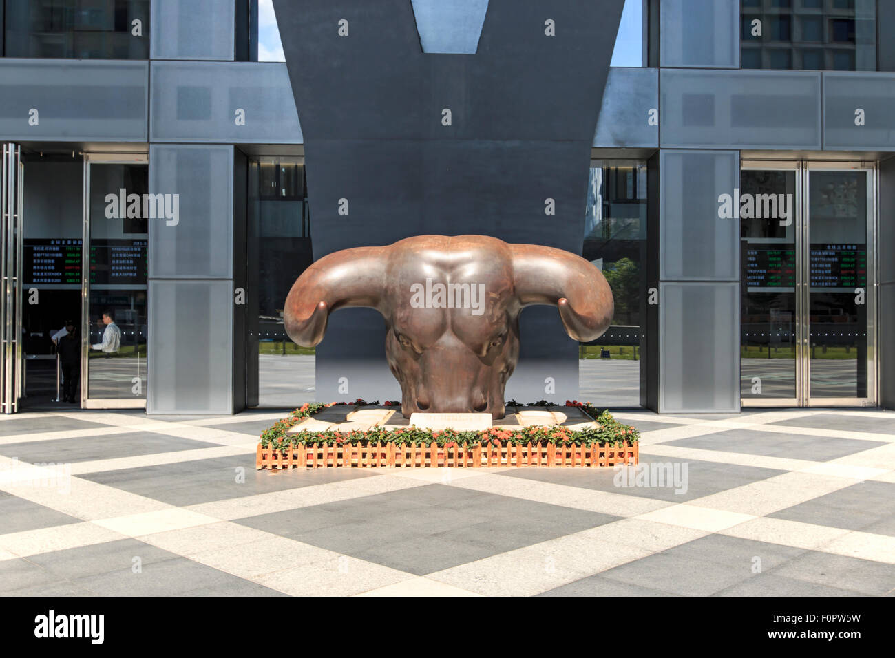 Shenzhen, Chine - Août 19,2015 : Stock Market Building à Shenzhen, l'une des trois places boursières en Chine, avec le jet de bu Banque D'Images