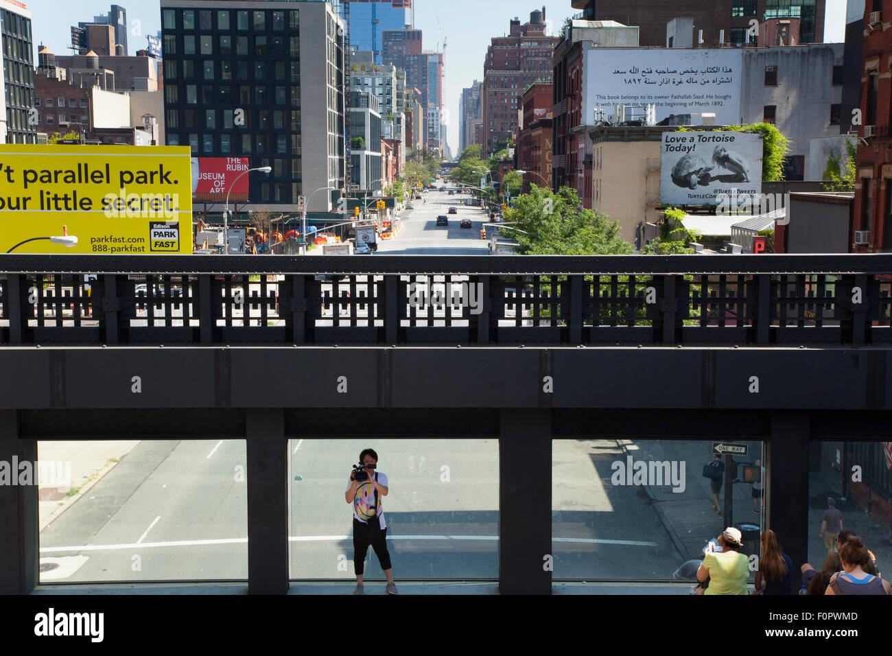 USA, New York State, New York, Manhattan, la ligne haute parc public sur l'ancienne voie aérienne du chemin de fer dans la viande d'emballage Banque D'Images