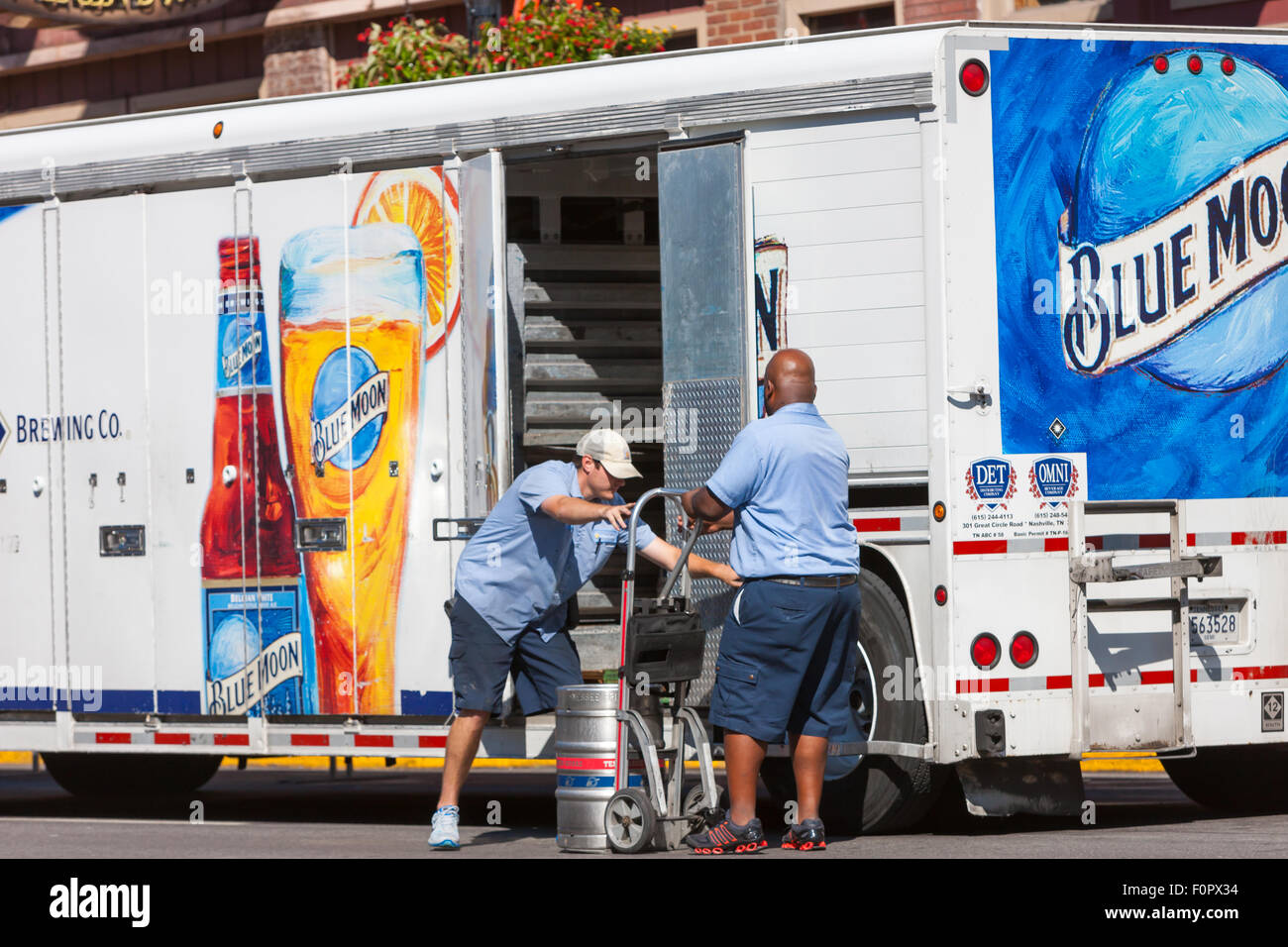 Deux hommes de livraison de bière à partir de la décharge une Lune Bleue Brewing Company boissons camion dans le district de l'Honky Tonk Nashville, Tennessee. Banque D'Images