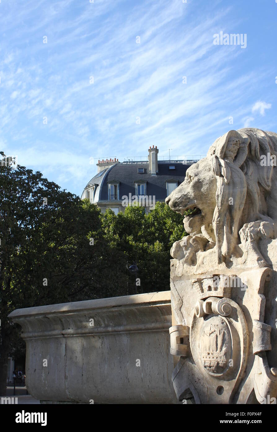 Paris, fontaine Saint-Sulpice, grognement lion en été Banque D'Images