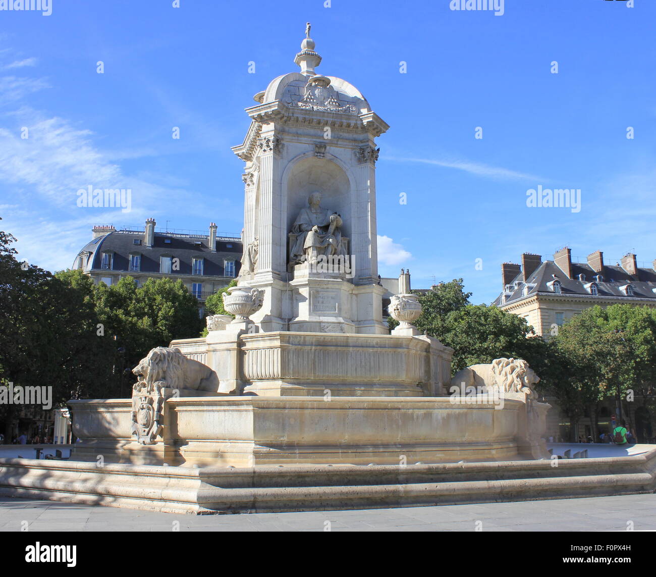 Fontaine Saint-Sulpice à Paris, à l'été Banque D'Images