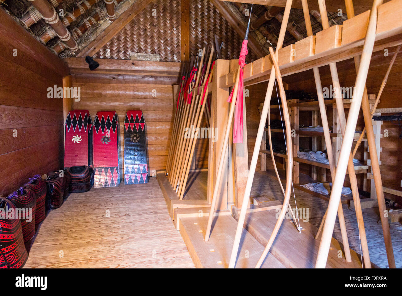 Le Japon, le parc historique Yoshinogari. Kura-à-ichi, entrepôt, Yayoi reconstruit l'intérieur. Armoury avec boucliers, lances et autres armes. Banque D'Images