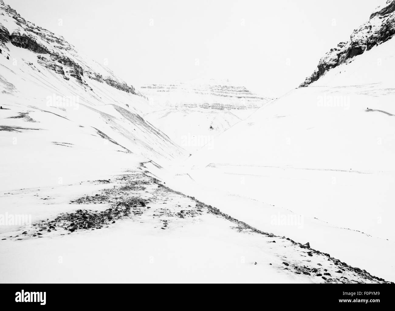 Montagnes couvertes de neige disparaissant dans les nuages blancs, Spitsbergen, Svalbard, Mars 2009 Banque D'Images