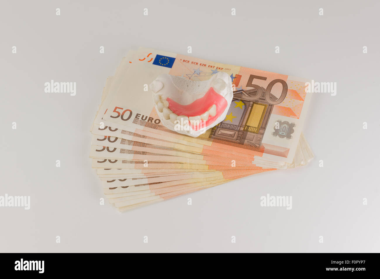 L'augmentation du coût des prothèses à stomatologists leurs forces pour dépenser beaucoup d'argent Banque D'Images