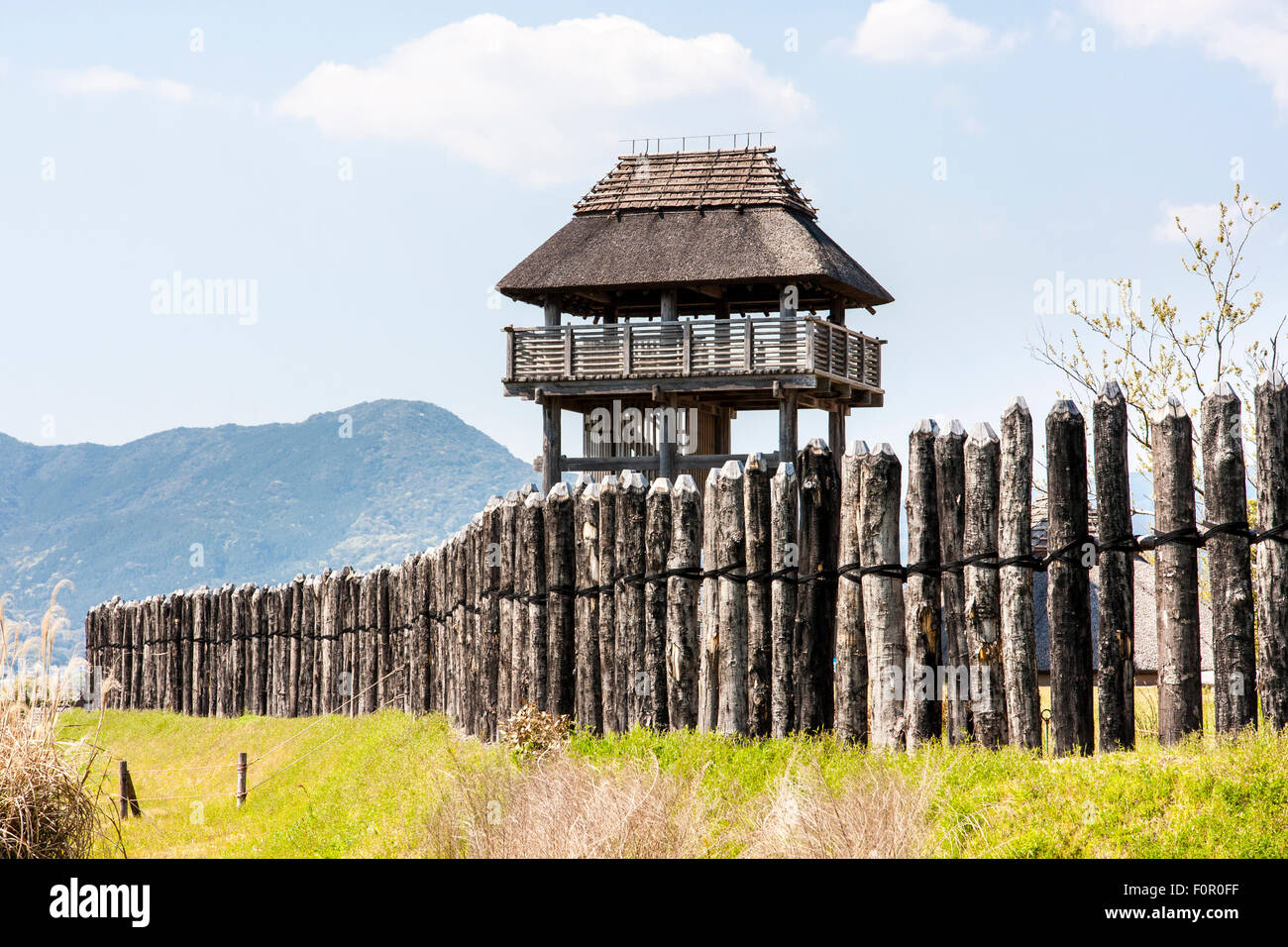 Le Japon, le parc historique Yoshinogari. Minami-Naikaku Yayoi reconstruit, au sud de la tour de garde en bois Palais intérieur et pieu de bois mur. Ciel bleu. Banque D'Images