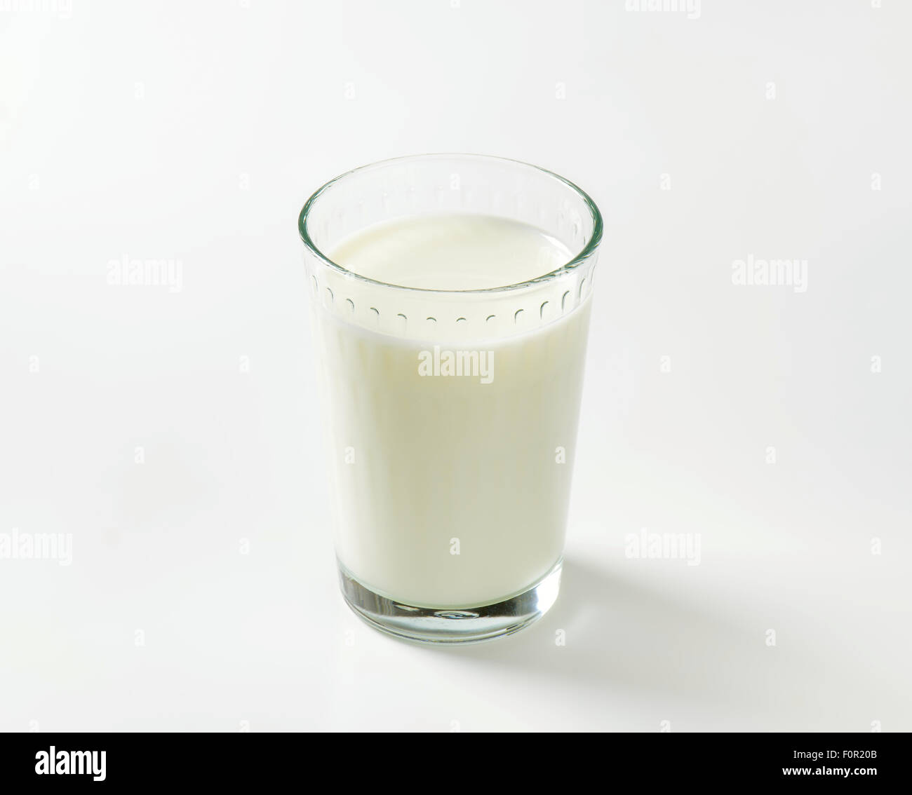 Verre de lait sur fond blanc Banque D'Images