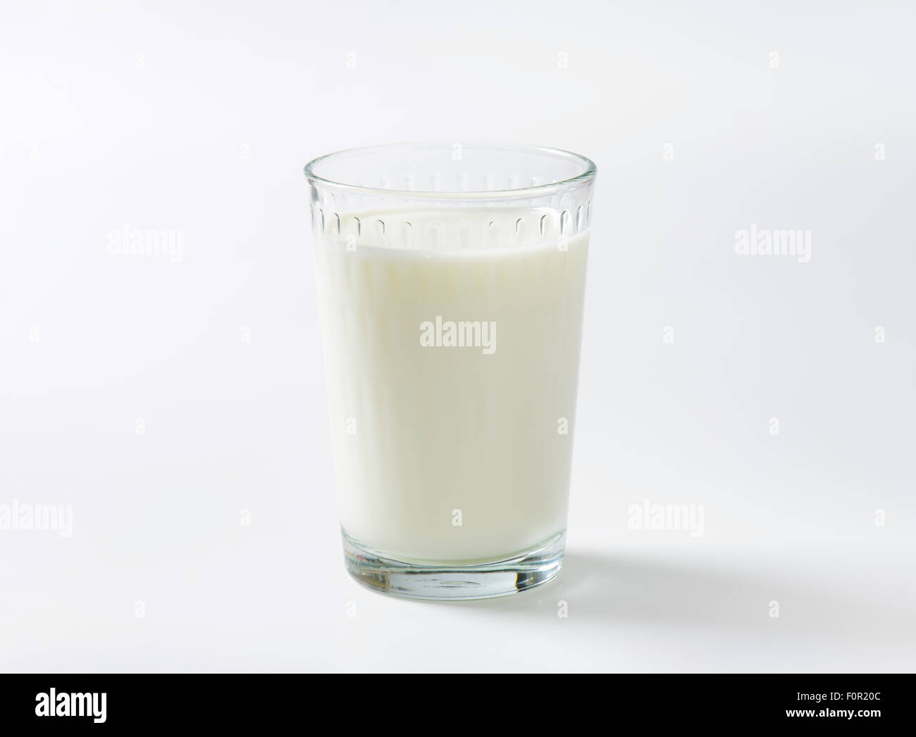 Verre de lait sur fond blanc Banque D'Images