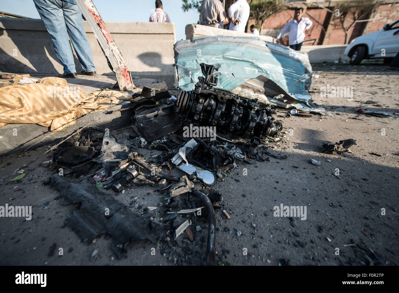 Le Caire, Égypte. 20e Août, 2015. Épave d'un véhicule est vu près du site d'une explosion dans le quartier de Shubra El-Kheima, Qaliubiya, Gouvernorat de l'Égypte, le 20 août 2015. Au moins 23 personnes, dont six policiers, ont été blessés tôt jeudi dans une explosion qui visait un bâtiment de la sécurité nationale dans le gouvernorat de Qaliubiya, l'État égyptien plat rapporté. Source : Xinhua/Chaoyue Pan/Alamy Live News Banque D'Images