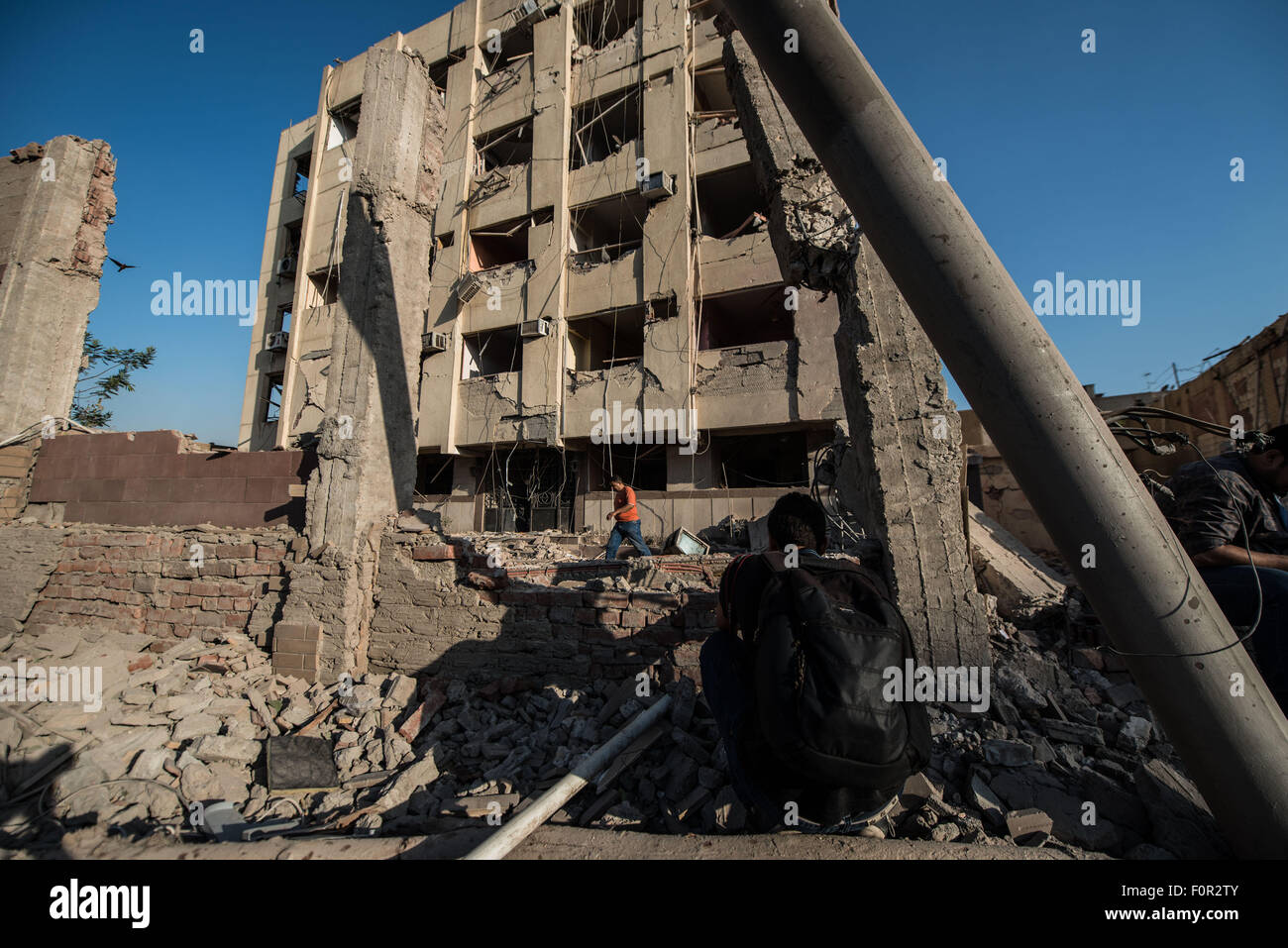 Le Caire, Égypte. 20e Août, 2015. Un photographe prend des photos sur le site d'une explosion dans le quartier de Shubra El-Kheima, Qaliubiya, Gouvernorat de l'Égypte, le 20 août 2015. Au moins 23 personnes, dont six policiers, ont été blessés tôt jeudi dans une explosion qui visait un bâtiment de la sécurité nationale dans le gouvernorat de Qaliubiya, l'État égyptien plat rapporté. Source : Xinhua/Chaoyue Pan/Alamy Live News Banque D'Images