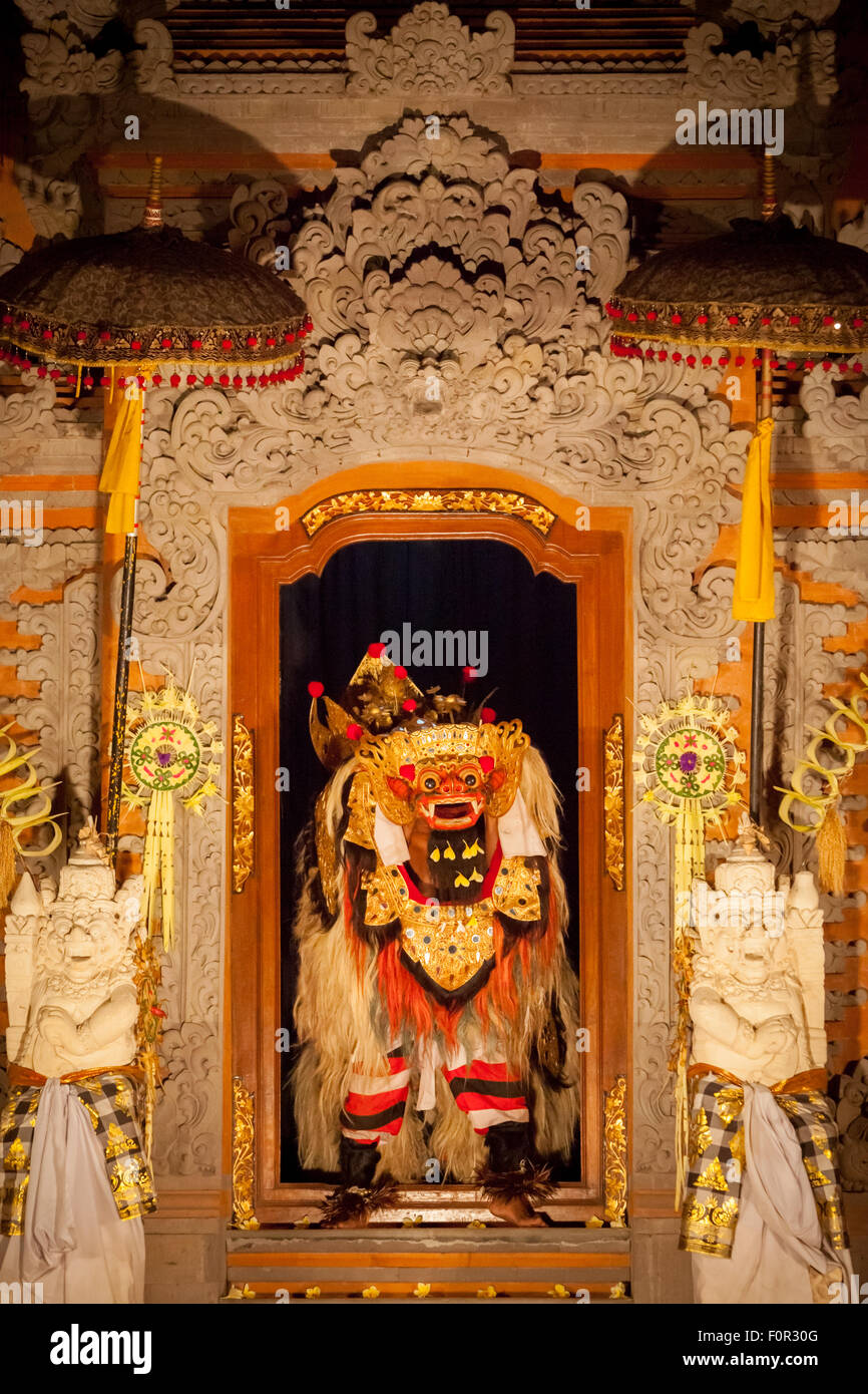 Interprète traditionnel de danse balinaise barong lors d'un spectacle de danse legong et barong au Palais Royal d'Ubud, Bali, Indonésie. Banque D'Images