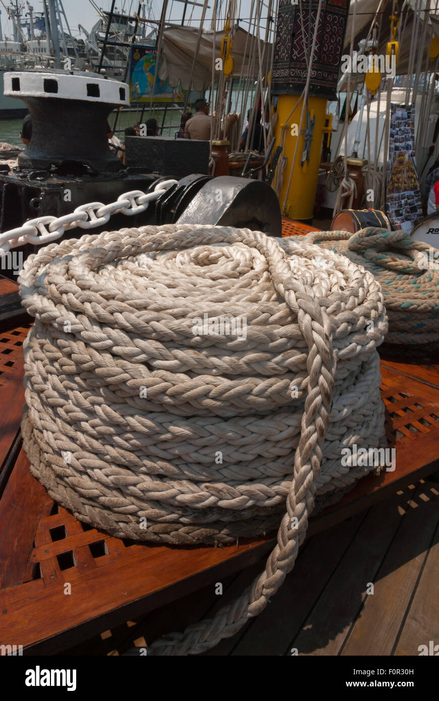 Corde blanche enroulée sur le navire à lettres Dewaruci de la marine indonésienne, dans le port de Kolinlamil, Tanjung Priok, dans le nord de Jakarta, Jakarta, Indonésie. Banque D'Images