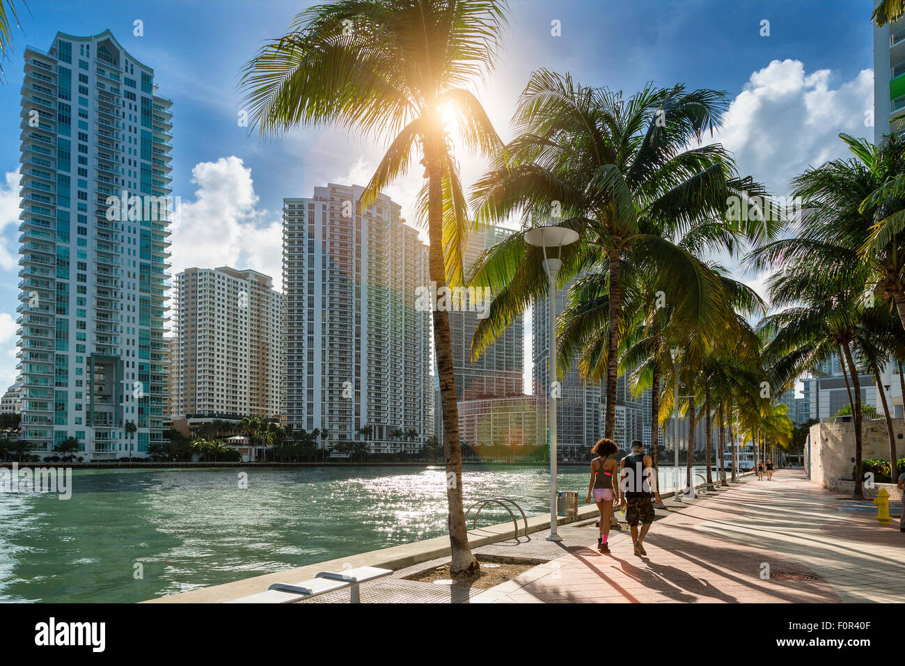 Le centre-ville de Miami, les gens marchant le long de la rivière Miami Banque D'Images