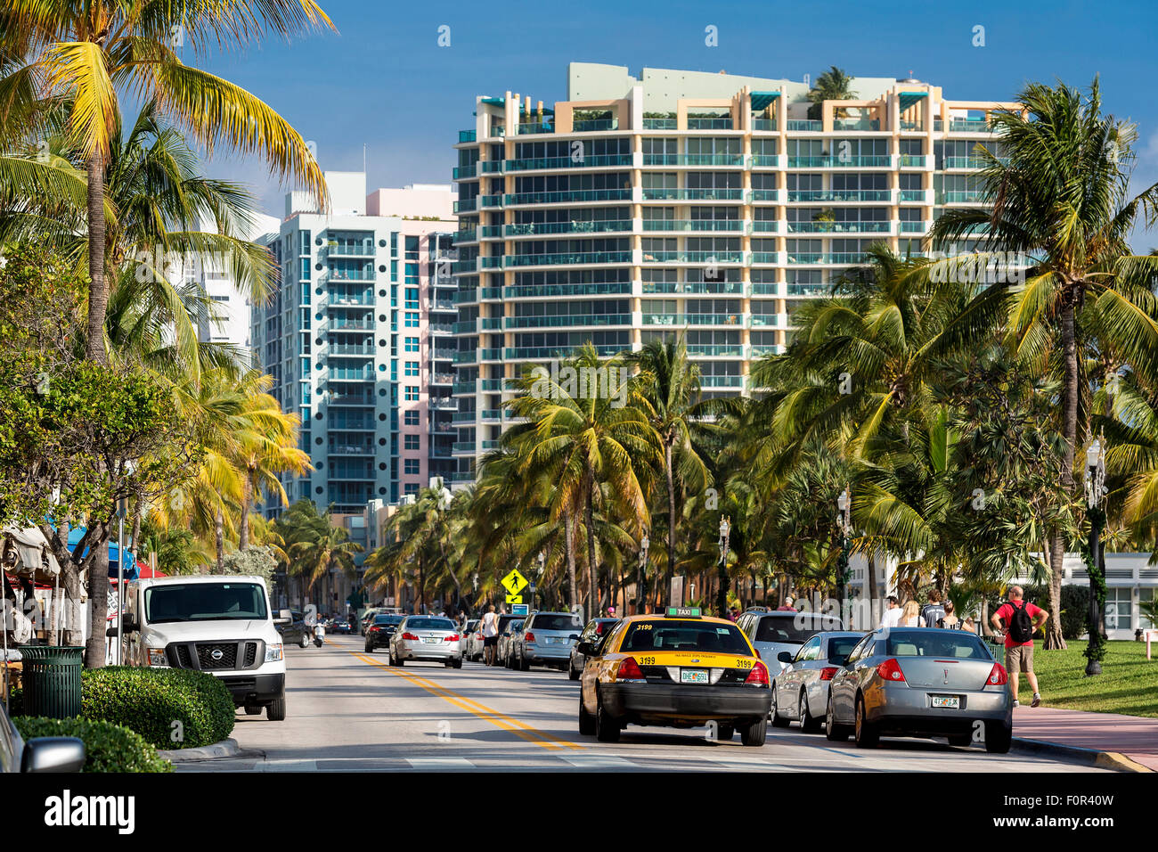 Miami, South Beach, le trafic sur Ocean Drive Banque D'Images
