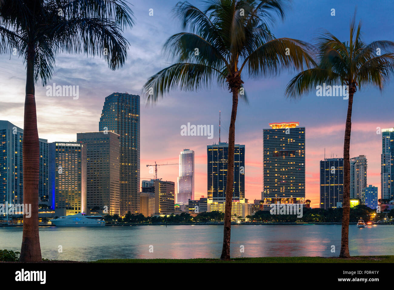 Floride, Miami Skyline at Dusk Banque D'Images