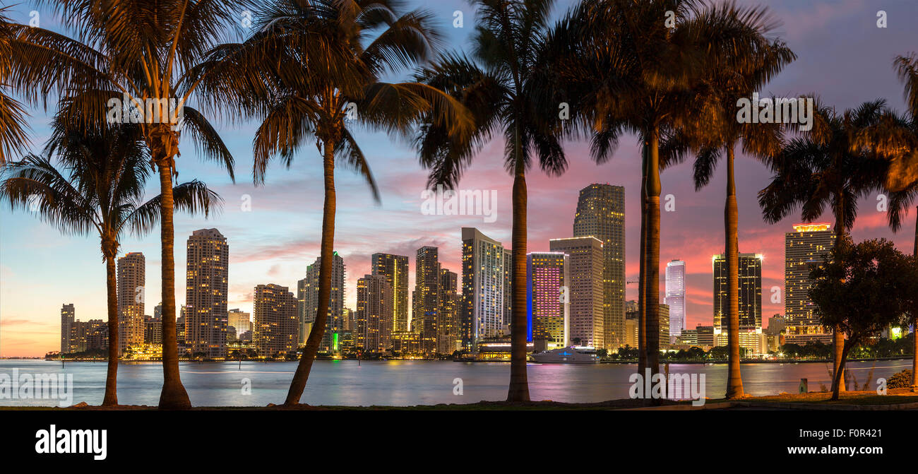 Floride, Miami Skyline at Dusk Banque D'Images