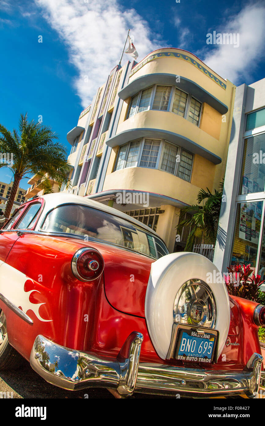 Miami, South beach, Vintage car sur Collins avenue Banque D'Images