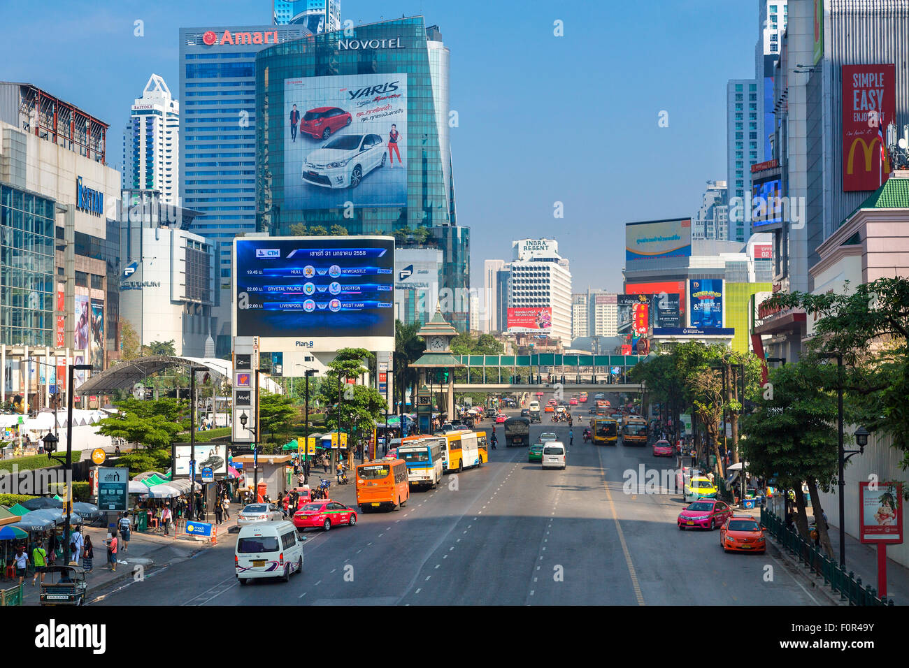 En fin de matinée le trafic sur Th Rachadamri, Bangkok. Thaïlande Banque D'Images