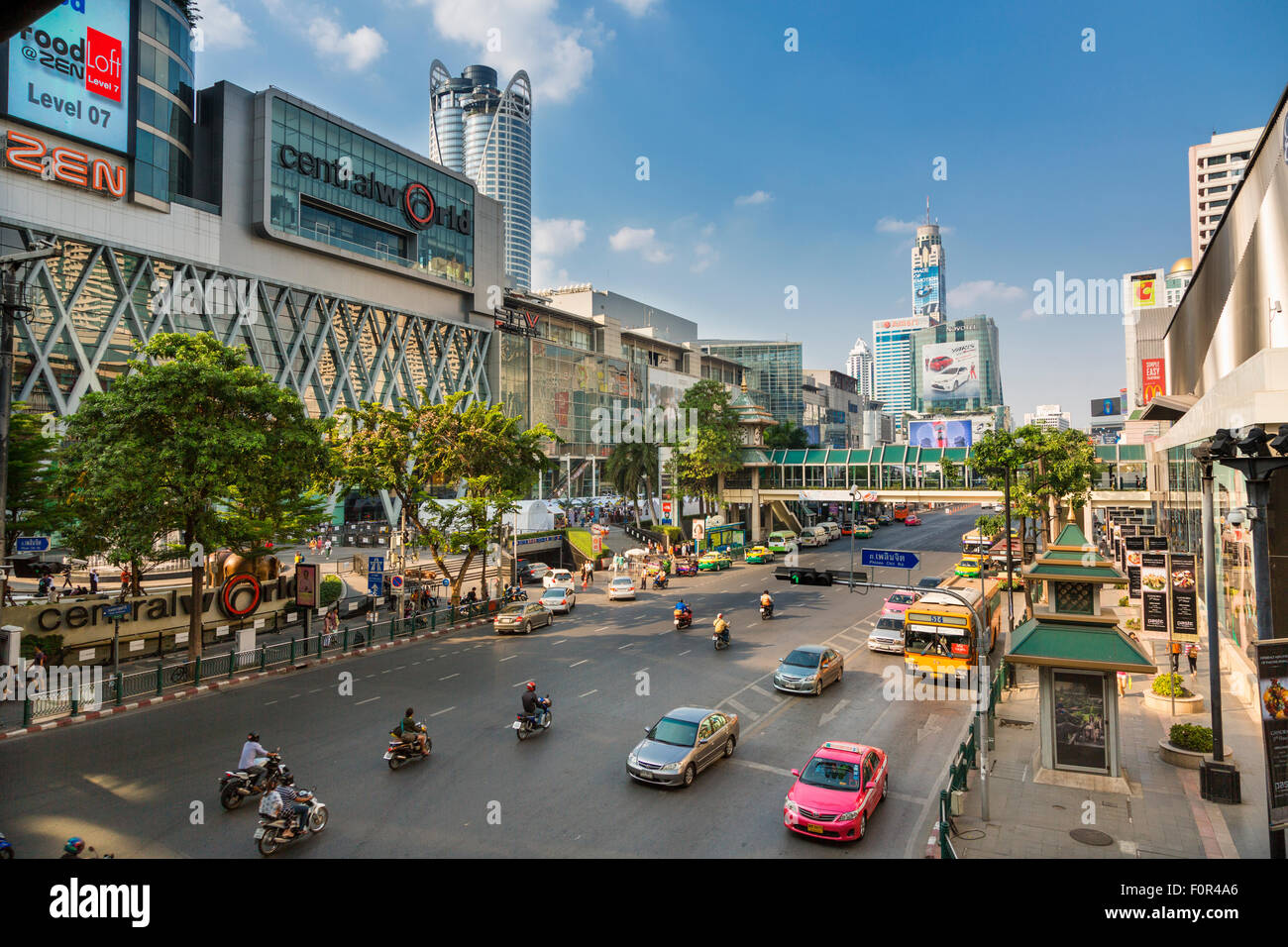 En fin de matinée le trafic sur Th Rachadamri, Bangkok. Thaïlande Banque D'Images