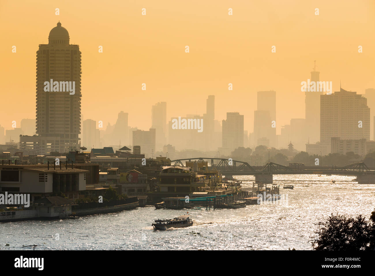 Thaïlande, Bangkok, lever du soleil sur la rivière Chao Phraya Banque D'Images