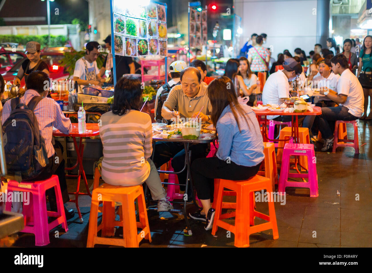 Thaïlande, Bangkok les personnes mangeant dans la rue Banque D'Images