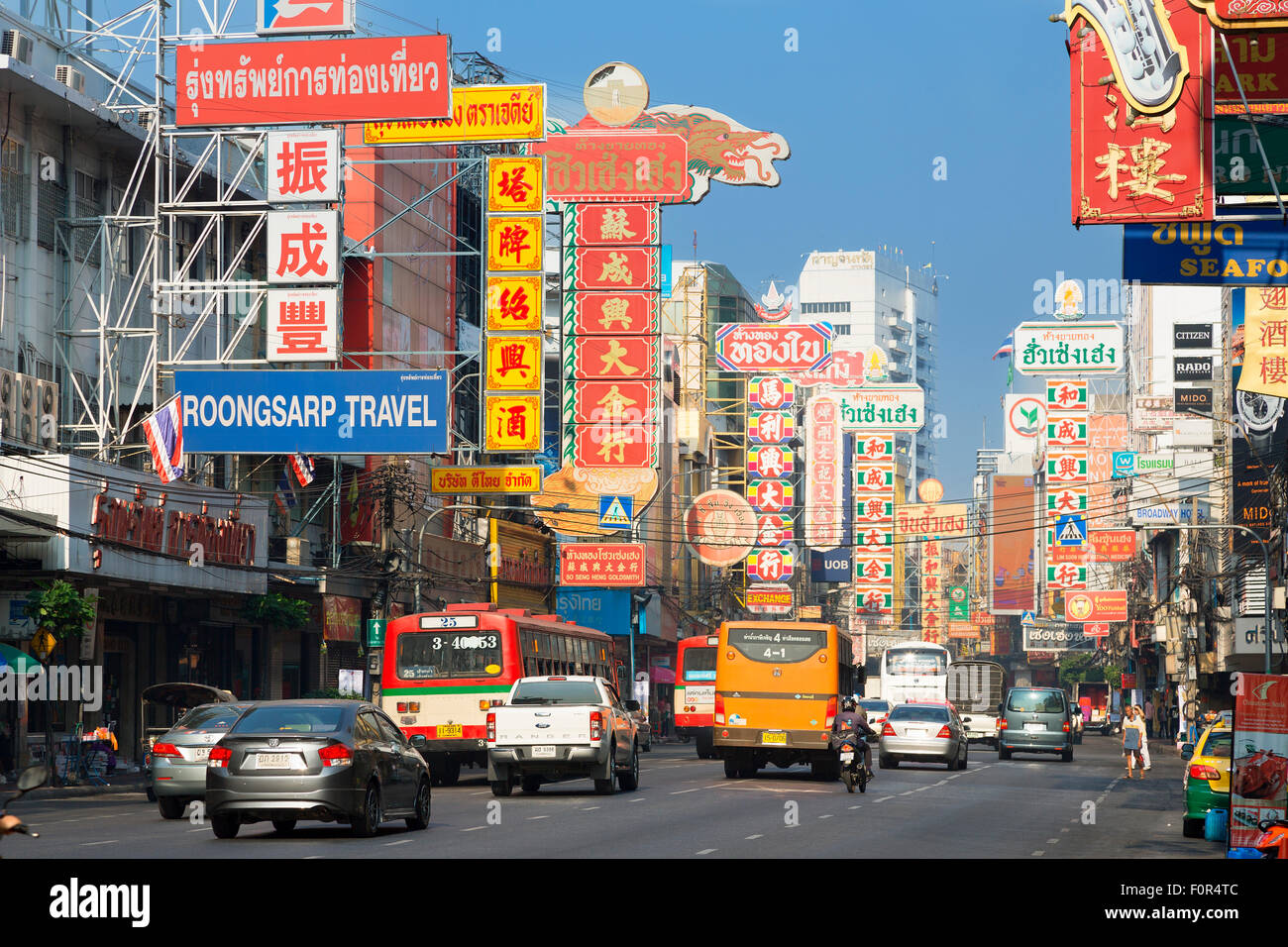 Thaïlande, Bangkok, Chinatown, le trafic sur Yaowarat Road Banque D'Images