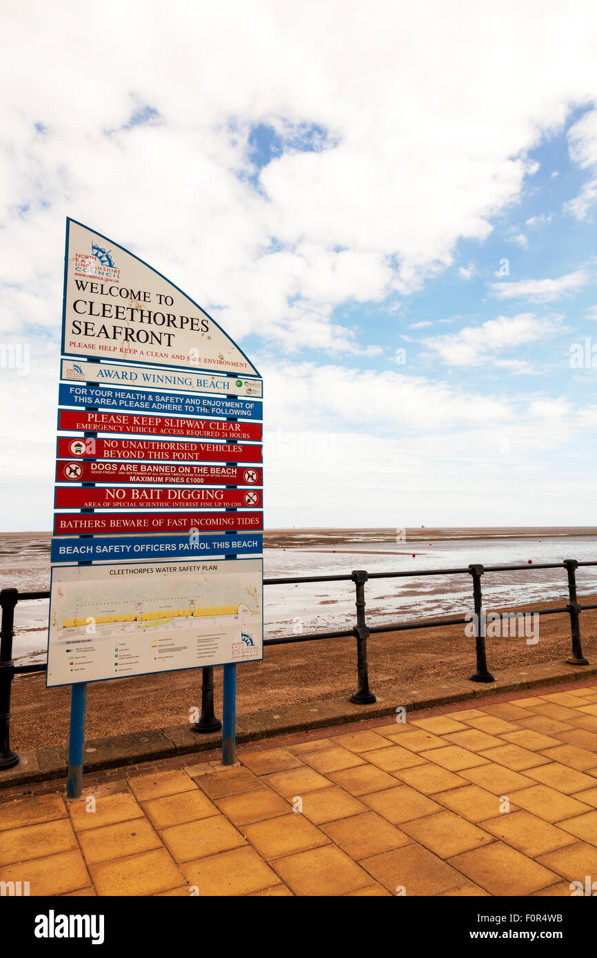 Front de Cleethorpes règles de signalisation d'accueil plage dangers signes UK Angleterre Banque D'Images