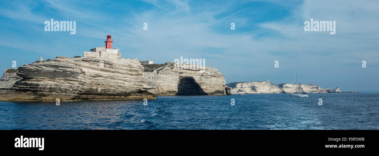 Falaises de craie, Phare et Cave Saint Antoine, Bonifacio, Corse, France Banque D'Images