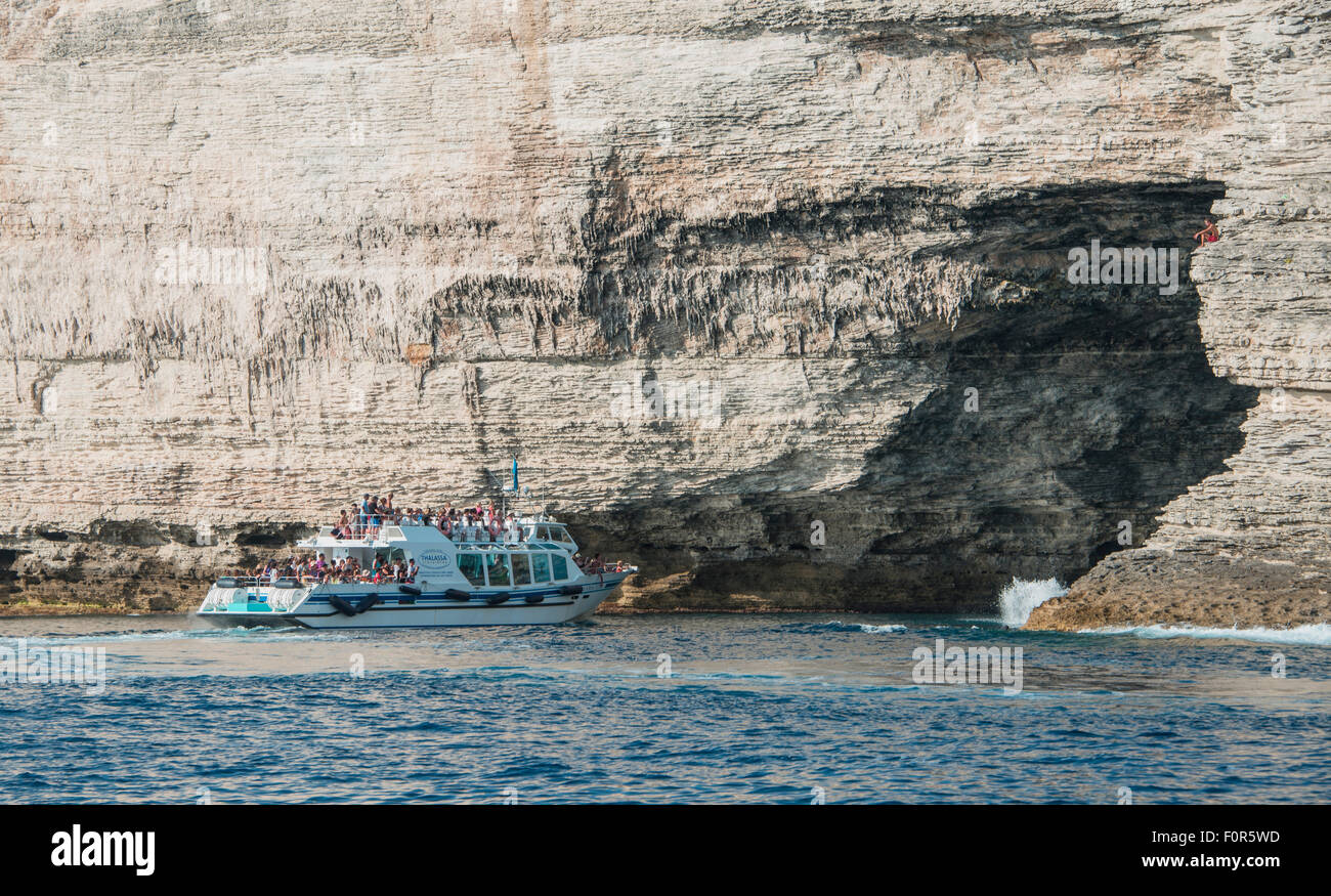 Bateau d'excursion visite de cave en falaises de craie, Bonifacio, Corse, France Banque D'Images