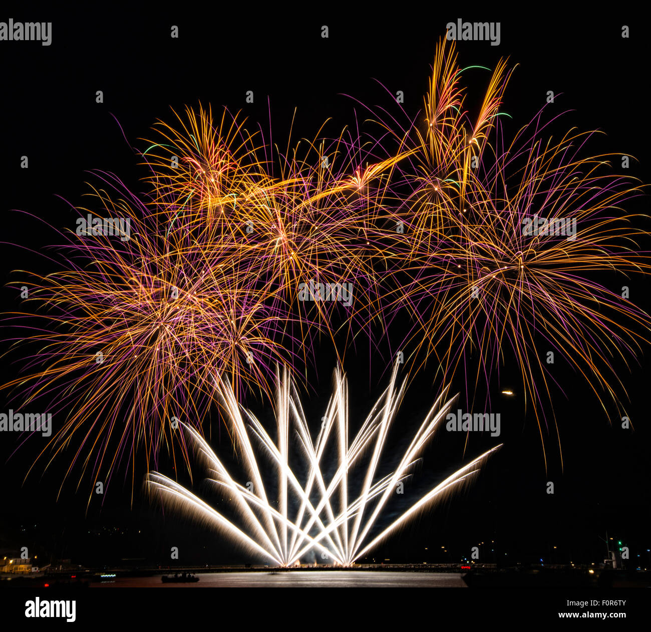 D'artifice sur Mountbatten brise-lames dans plymouth Devon, une partie de l'écran durant le championnat 2015 d'Artifice britannique. Banque D'Images