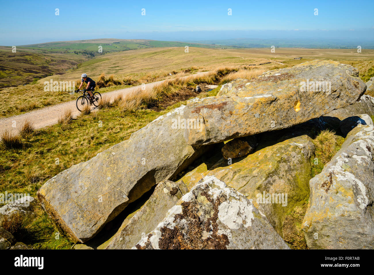 Cycliste féminine sur une piste à travers le Lancashire Bowland Fells qui portent des noms comme moyen de Salter Salter a chuté Route ou Hornby Road Banque D'Images