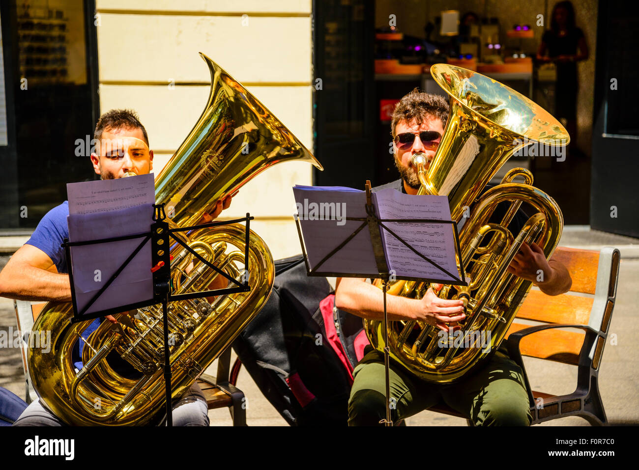 Les musiciens jouant dans la rue Calle Fuencarral Madrid Espagne Banque D'Images