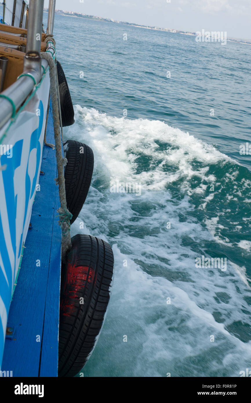 Les vagues de la mer dans un bateau faisant office de mousse blanche Banque D'Images